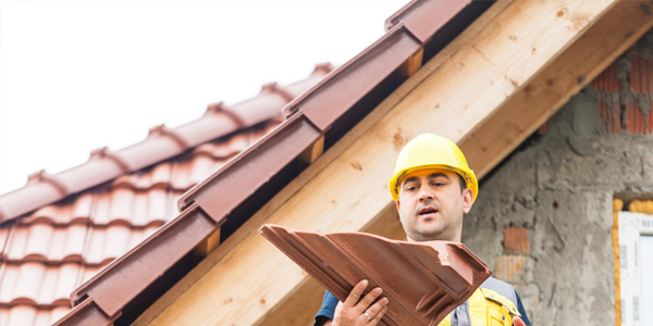 Une équipe de couvreurs en forme de cœur
